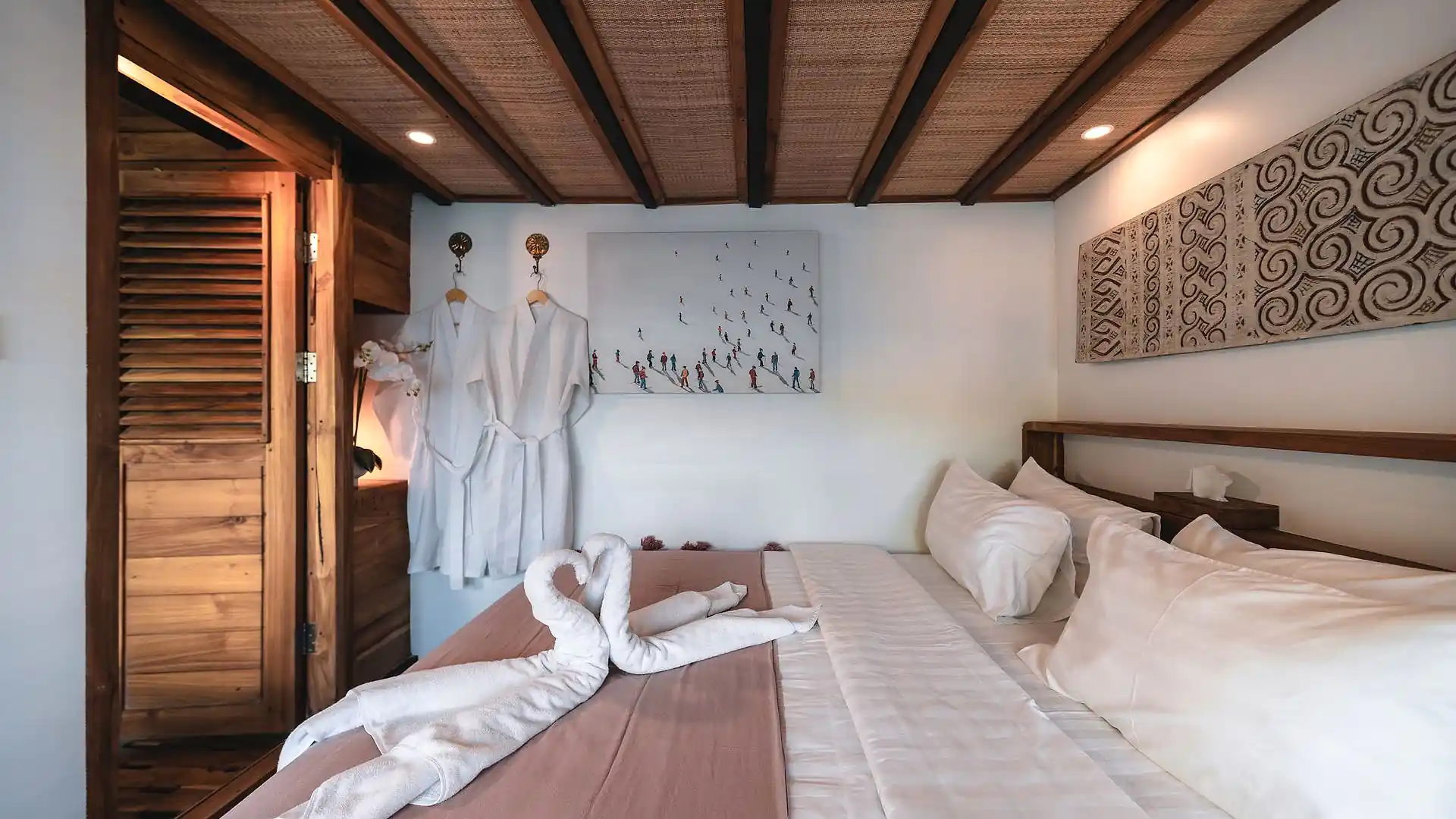 Double deck cabin with a large bed and rattan detailing