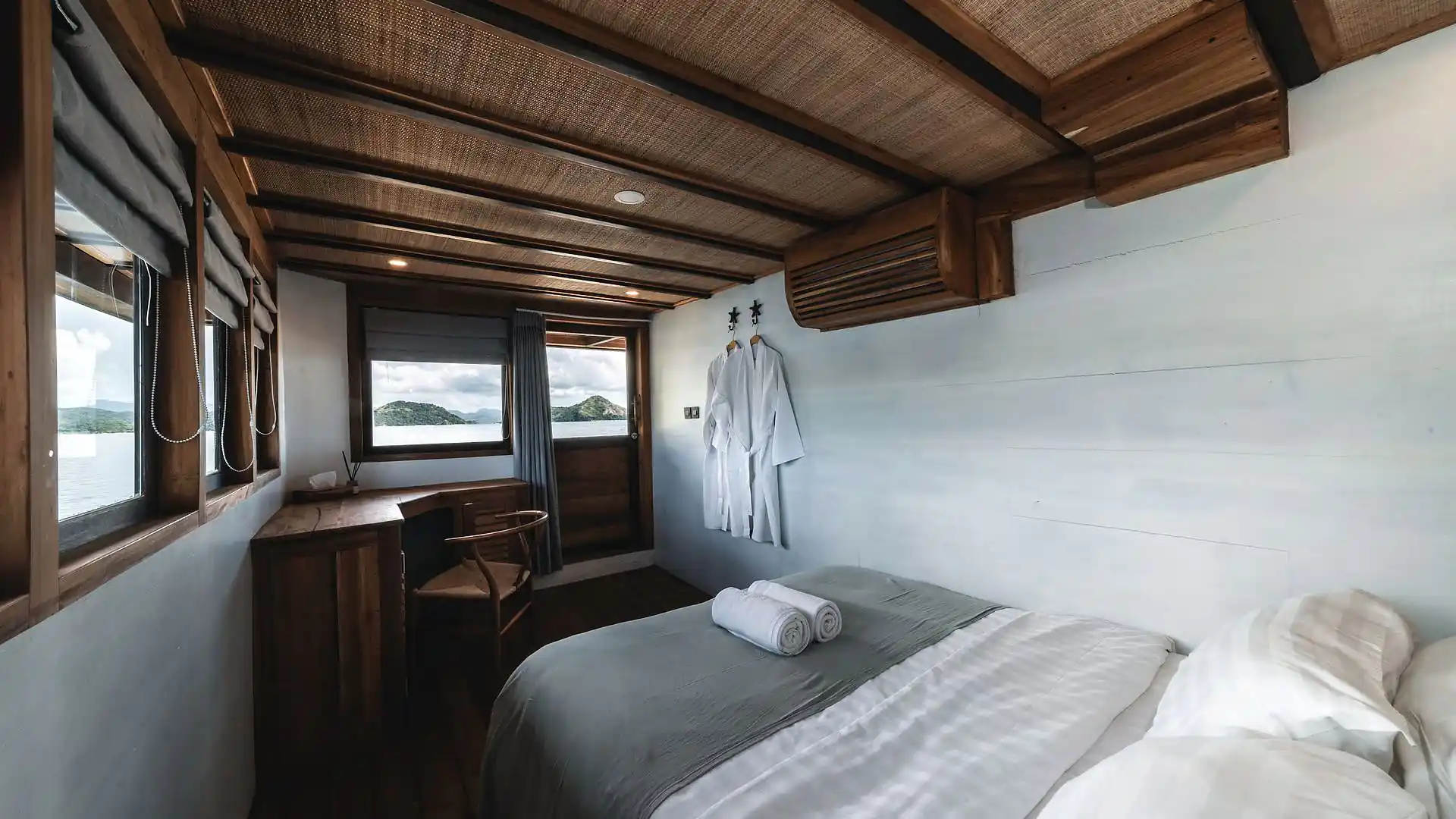Twin cabin with two single beds and warm reading lights